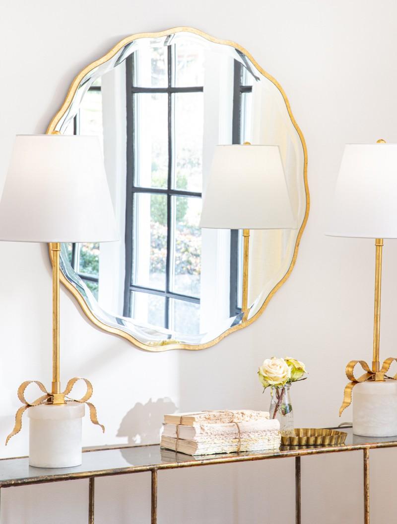 Modern glass console with two elegant table lamps with a ribbon and alabaster base, with a natural brass finish