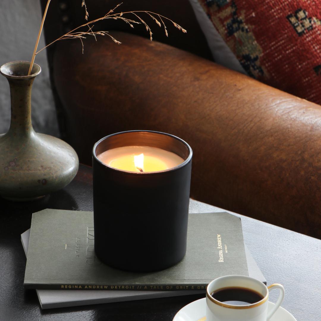 Coffee table with a ceramic ruffle bowl