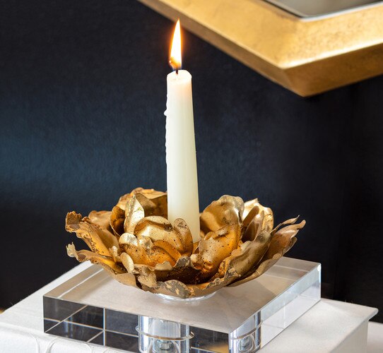 Gold flower candle holder with crystal base