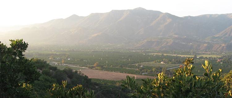 Small town of Ojai, California with large mountains in the background