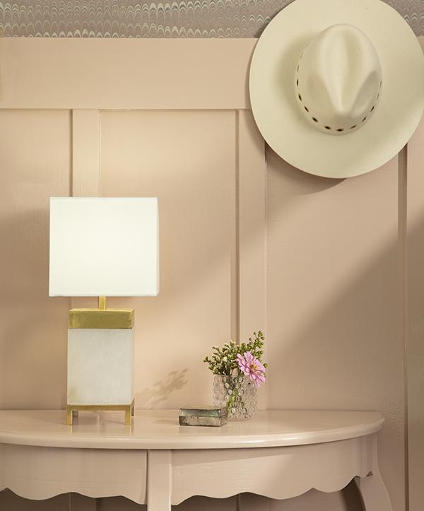 Entryway scalloped console with a alibaster lamp with natural brass finishes